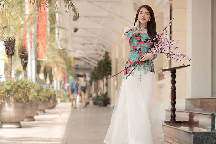 Truong Ngoc Anh ruc ro ao dai cung dien vien Truy sat-Hinh-3